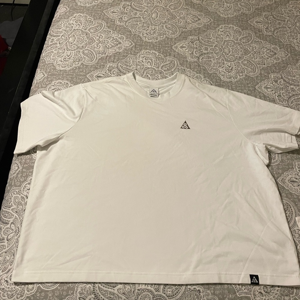 Unisex Nike ACG t shirt NWOT